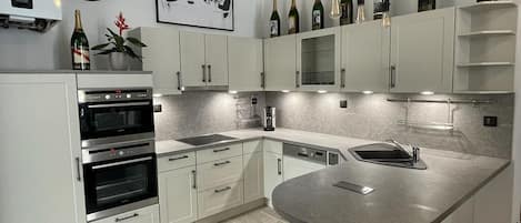 Een koelkast, een microgolfoven, een oven, een kookplaat