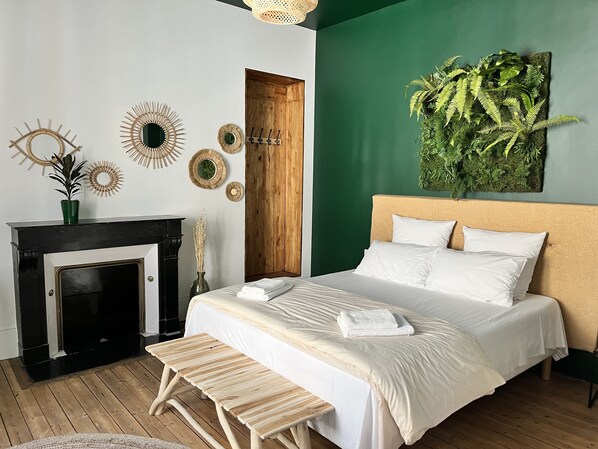 4 chambres, bureau, fer et planche à repasser, lit parapluie