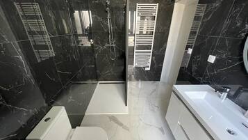 Een douche, een haardroger, handdoeken, zeep