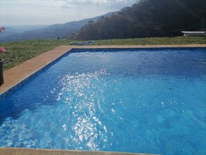 Outdoor pool - Agradable casa de Campo con piscina privada. (Atenas)