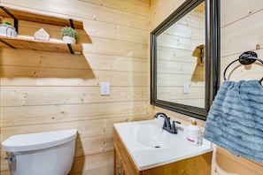 Kostenlose Toilettenartikel, Haartrockner, Handtücher