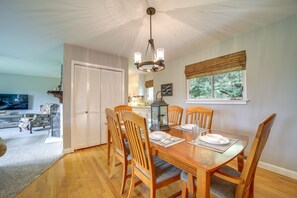 Dining - Centrally Located Brevard Home w/ Deck & Fire Pit! (Brevard)