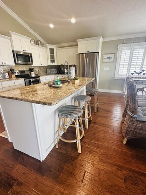 冷蔵庫、電子レンジ、オーブン、コンロ