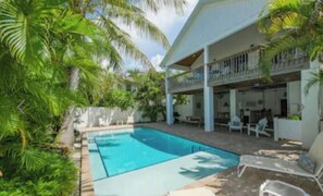 Piscina all'aperto, una piscina riscaldata