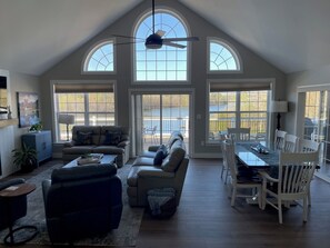 TV connectée, cheminée, lecteur de DVD, baby-foot