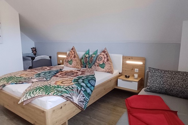 großes Schlafzimmer im OG