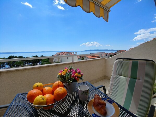 Outdoor dining - Penthouse studio apartment with sea view (Makarska)