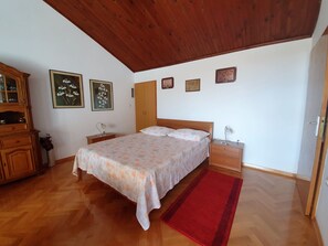 WiFi - Penthouse studio apartment with sea view (Makarska)