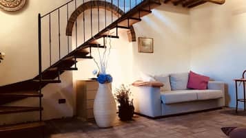 Fernseher, Tischtennisplatte, Bücher