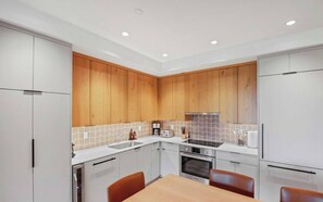 ثلاجة، ميكروويف، موقد طهي مسطح، غسالة أطباق