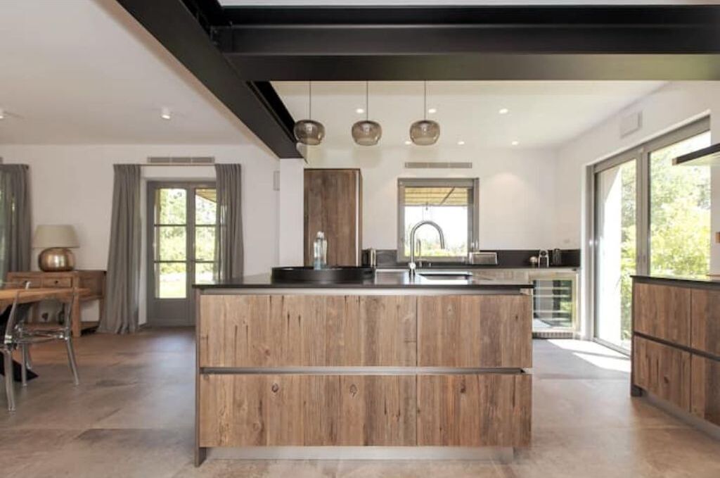 Kjøleskap, mikrobølgeovn og ismaskin