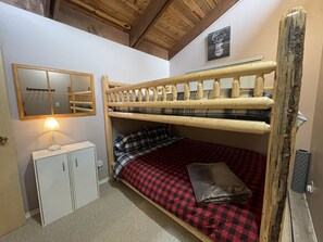 3 bedrooms, WiFi, bed sheets - Cozy cabin w/ Trailer, Sleeps 6 - 10 guests, Walking Distance to Beach, Hot Tub! (Swansea Point)