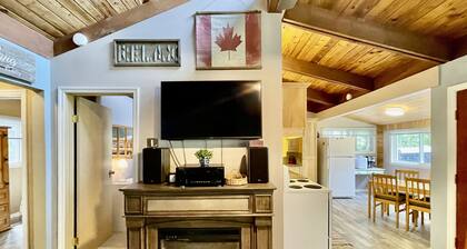 Cozy cabin w/ Trailer, Sleeps 6 - 10 guests, Walking Distance to Beach, Hot Tub!