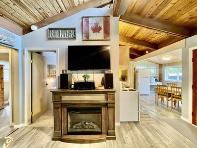 Cozy cabin w/ Trailer, Sleeps 6 - 10 guests, Walking Distance to Beach, Hot Tub!