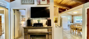 Cozy cabin w/ Trailer, Sleeps 6 - 10 guests, Walking Distance to Beach, Hot Tub!