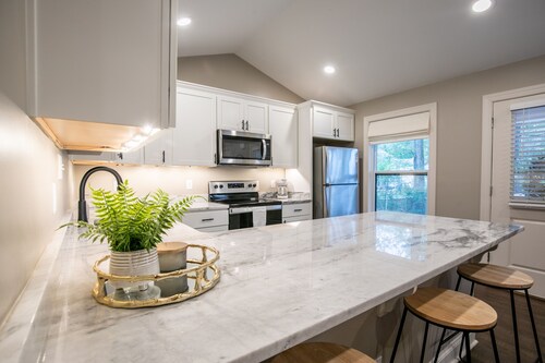 The Catherine, 1BR Cozy Studio by Velvet Ditch Villas