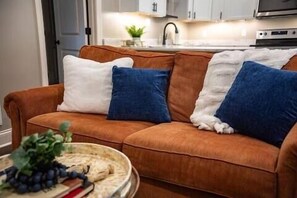 TV - The Catherine, 1BR Cozy Studio by Velvet Ditch Villas (Oxford)