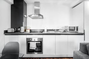 Køleskab, mikrobølgeovn, ovn, kogeplade