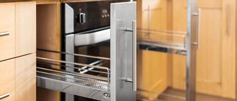 Réfrigérateur, four à micro-ondes, un four, surface de cuisson