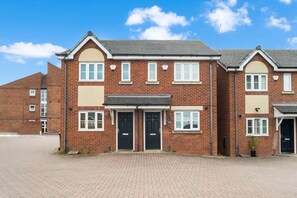 Exterior - 2 Bedroom House - Parking - Garden - Oldbury (Oldbury)