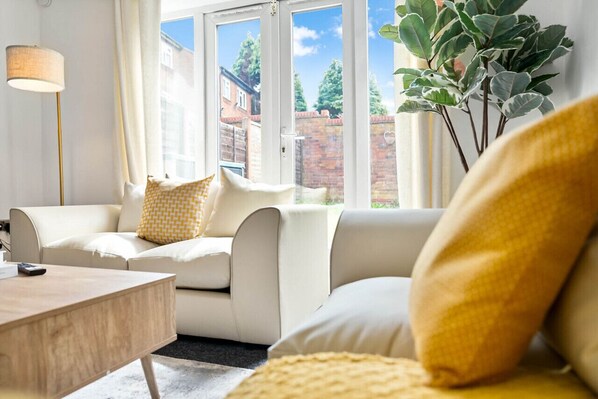 Smart TV - 2 Bedroom House - Parking - Garden - Oldbury (Oldbury)