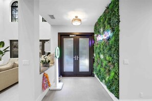 Interior - Tiki Las Olas, Fort Lauderdale (Fort Lauderdale)