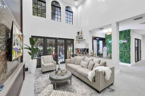 TV - Tiki Las Olas, Fort Lauderdale (Fort Lauderdale)