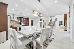 Dining - Tiki Las Olas, Fort Lauderdale (Fort Lauderdale)