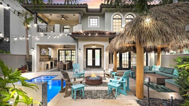 A two-story house with a pool, outdoor seating area, and a thatched roof structure. - Tiki Las Olas, Fort Lauderdale (Fort Lauderdale)