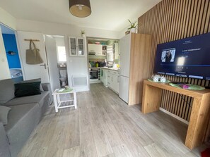 Tv och ett bordtennisbord
