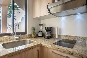 Cookware/dishes/utensils - Parakeet Paradise 2nd floor Condo with Rooftop (Playas Del Coco)
