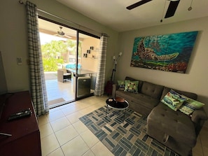 TV - Sea Bottom Ground Condo (Playas Del Coco)