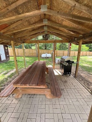 Outdoor dining - Walleye Waters Cottage (Briggsville)
