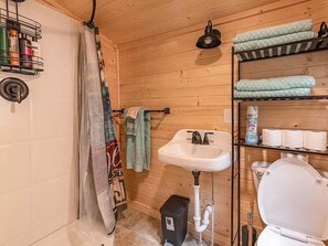 Shower, hair dryer, towels - Walleye Waters Cottage (Briggsville)