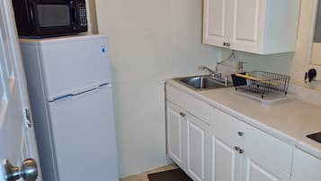 Kylskåp, mikrovågsugn, spishäll och brödrost