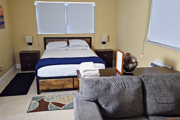 1 habitación, tabla de planchar con plancha, wifi y ropa de cama