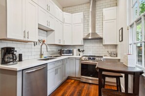 Private kitchen - Historic Algiers Point Treehouse (New Orleans)