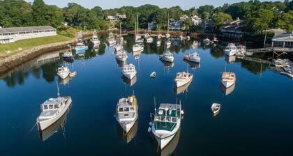 Cozy Nautical Getaway in Cape Neddick