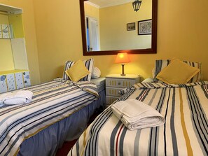 6 Schlafzimmer, Schreibtisch, Bügeleisen/Bügelbrett, Reisekinderbett