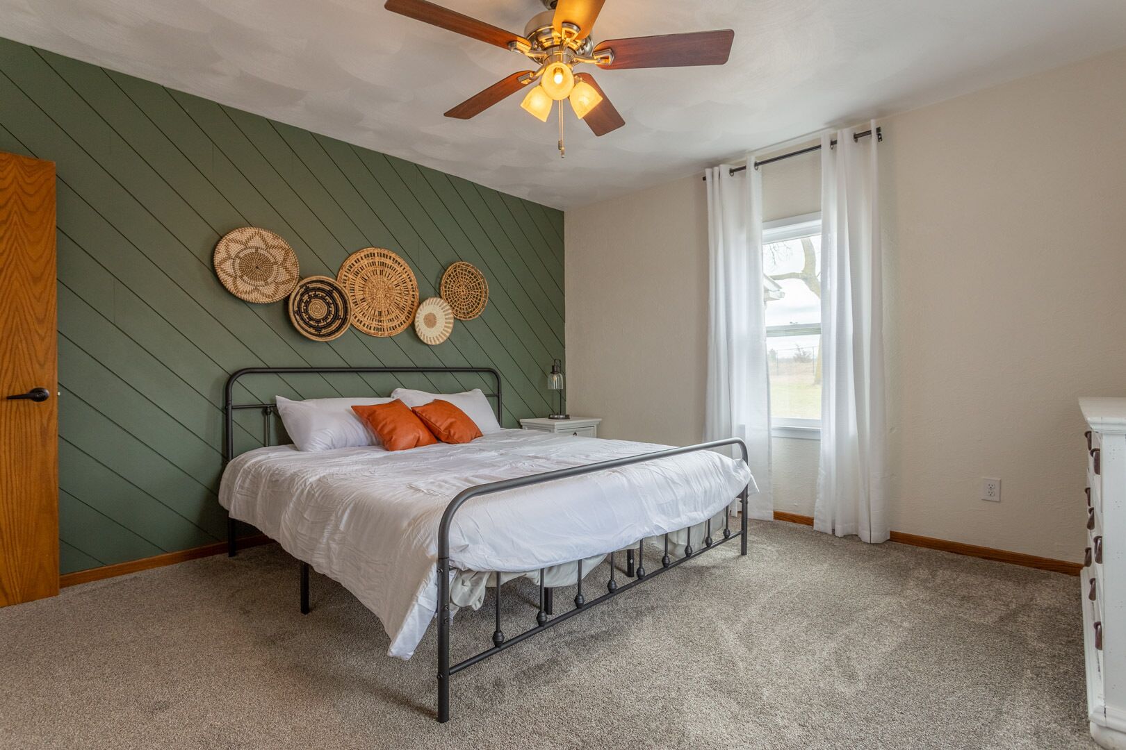 4 bedrooms, iron/ironing board, WiFi, bed sheets