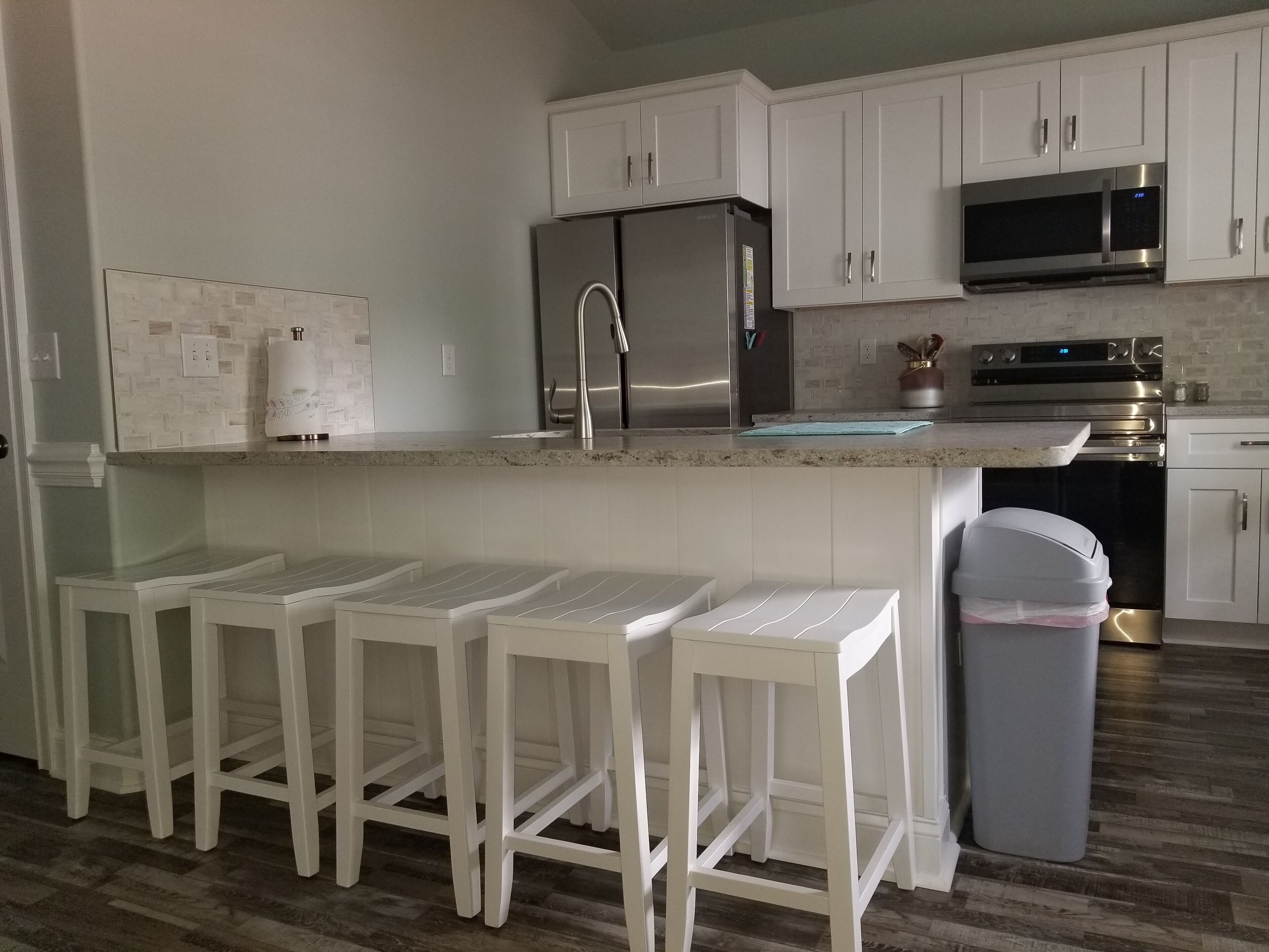 Jääkaappi, mikroaaltouuni, uuni, liesi