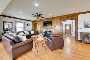 TV - Pistakee Lake Estate w/ Boat Dock & Hot Tub! (Johnsburg)