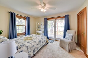 8 bedrooms, travel cot, WiFi, bed sheets - Pistakee Lake Estate w/ Boat Dock & Hot Tub! (Johnsburg)