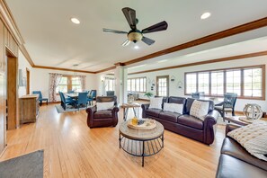 TV - Pistakee Lake Estate w/ Boat Dock & Hot Tub! (Johnsburg)