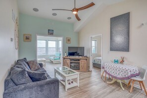 Smart TV, fireplace - Secluded Beach home with amazing views.  (Milford)
