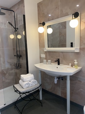 Douche, sèche-cheveux, serviettes fournies, savon