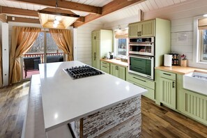 Kylskåp, mikrovågsugn, ugn och spishäll