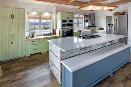 Fridge, microwave, oven, stovetop. Perfect Alaskan Get away! Comfy, cozy, and remote…you will not regret it.
