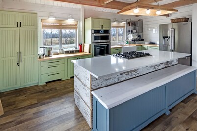 Perfect Alaskan Get away! Comfy, cozy, and remote…you will not regret it.