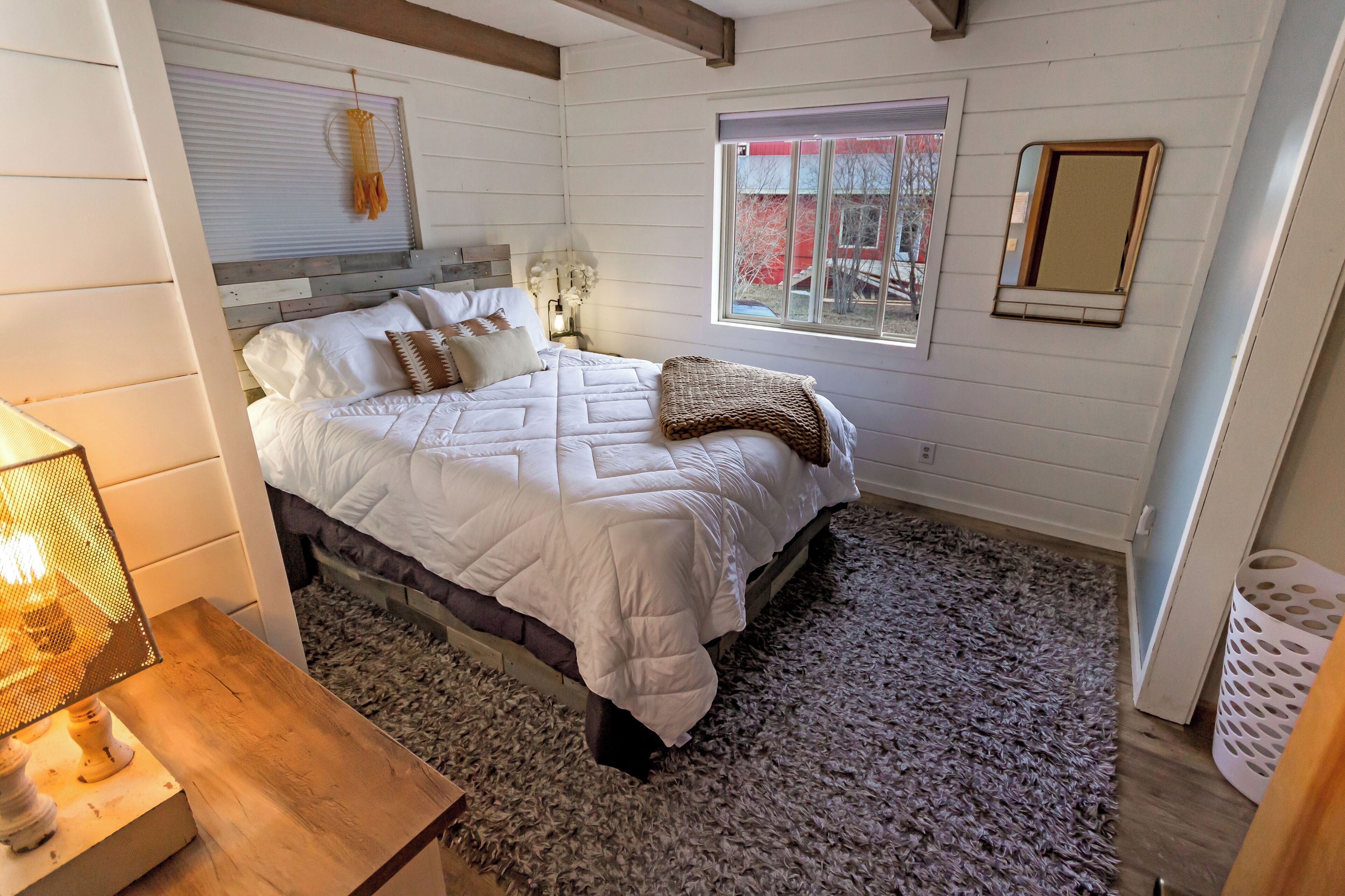 4 soverom, skrivebord, strykejern/-brett og reiseseng for barn